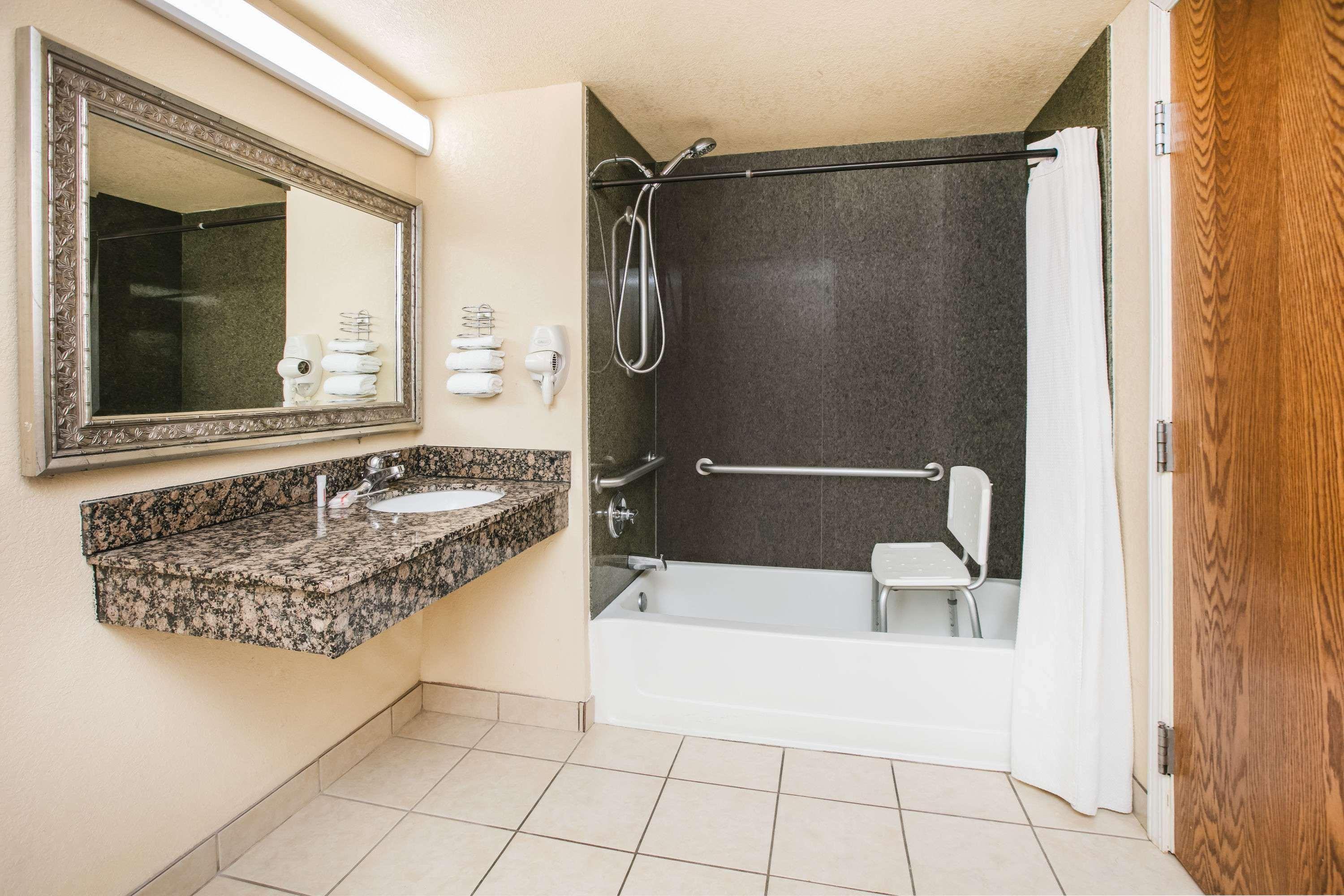 Super 8 By Wyndham Oklahoma Airport Fairgrounds West Motel Екстериор снимка