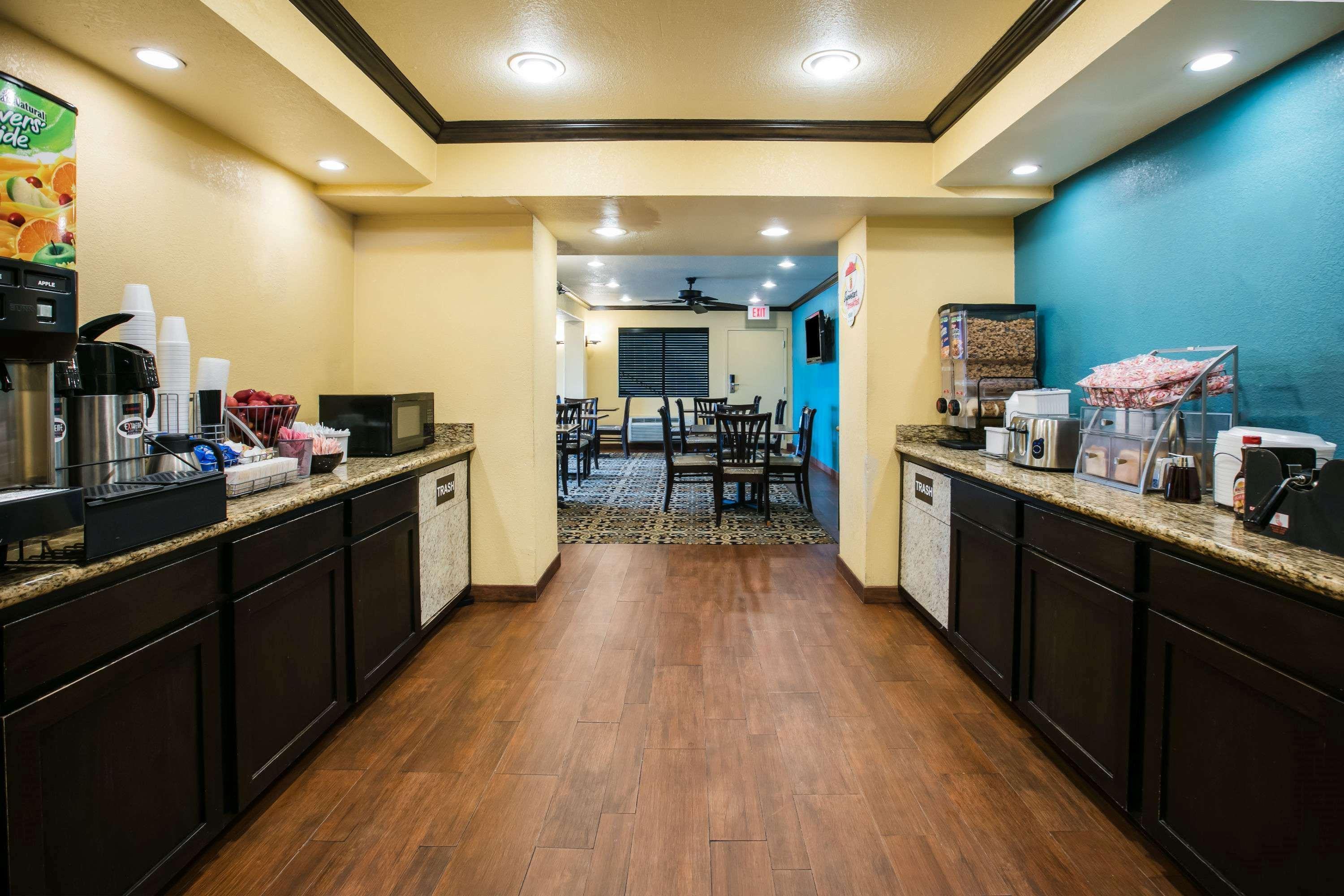Super 8 By Wyndham Oklahoma Airport Fairgrounds West Motel Екстериор снимка