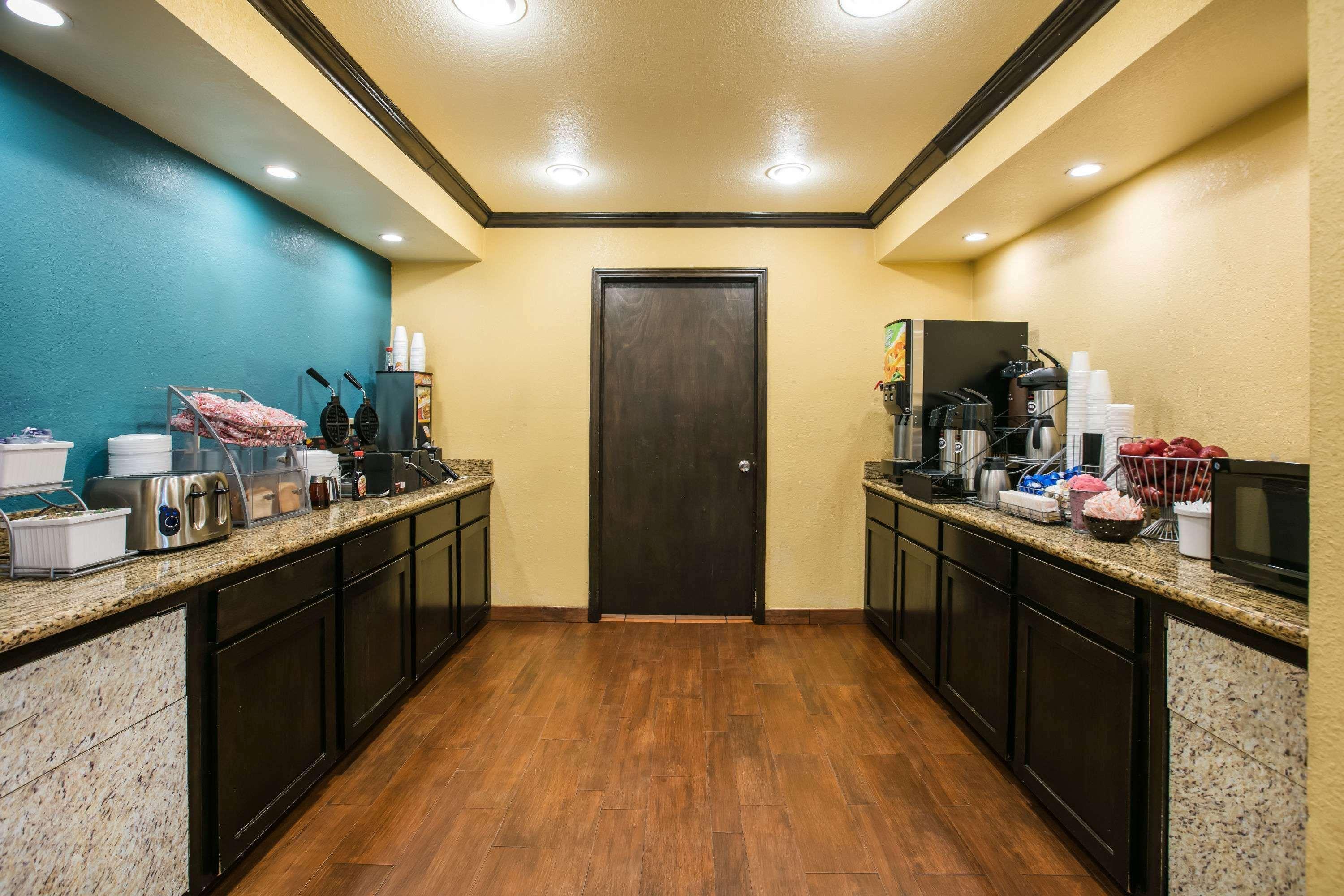Super 8 By Wyndham Oklahoma Airport Fairgrounds West Motel Екстериор снимка