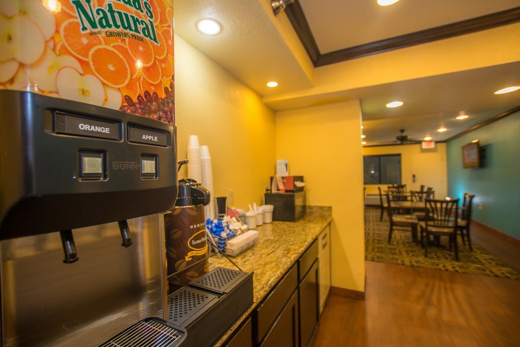 Super 8 By Wyndham Oklahoma Airport Fairgrounds West Motel Екстериор снимка