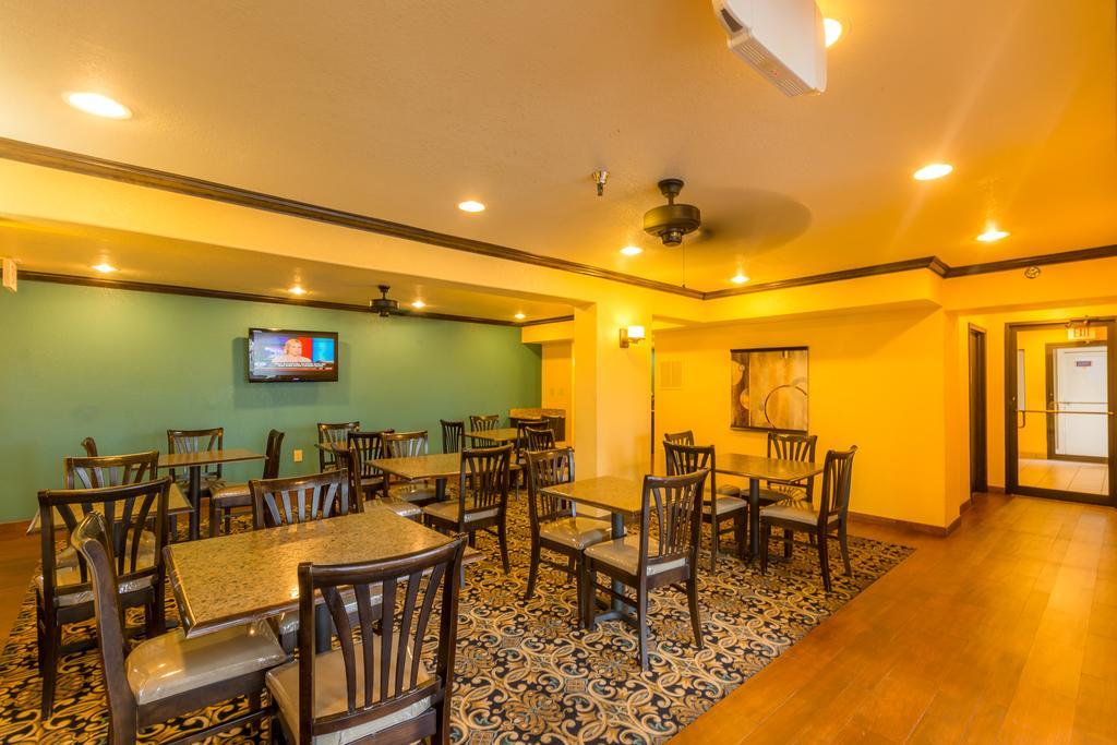 Super 8 By Wyndham Oklahoma Airport Fairgrounds West Motel Екстериор снимка