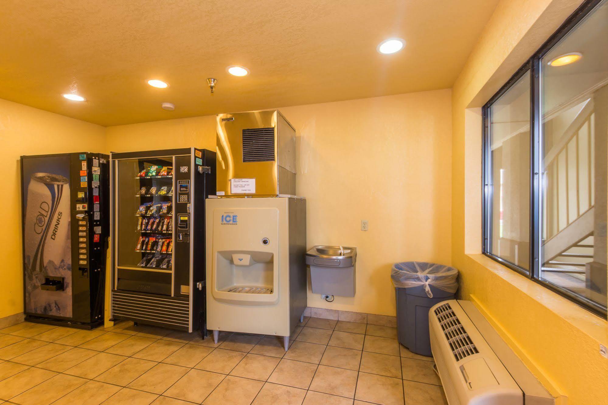 Super 8 By Wyndham Oklahoma Airport Fairgrounds West Motel Екстериор снимка