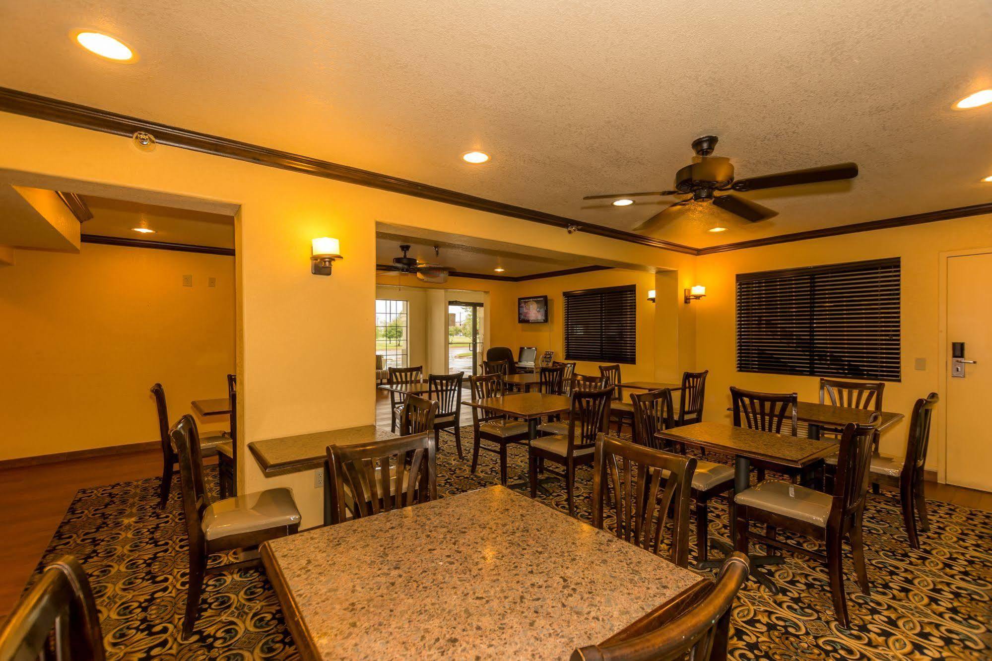 Super 8 By Wyndham Oklahoma Airport Fairgrounds West Motel Екстериор снимка